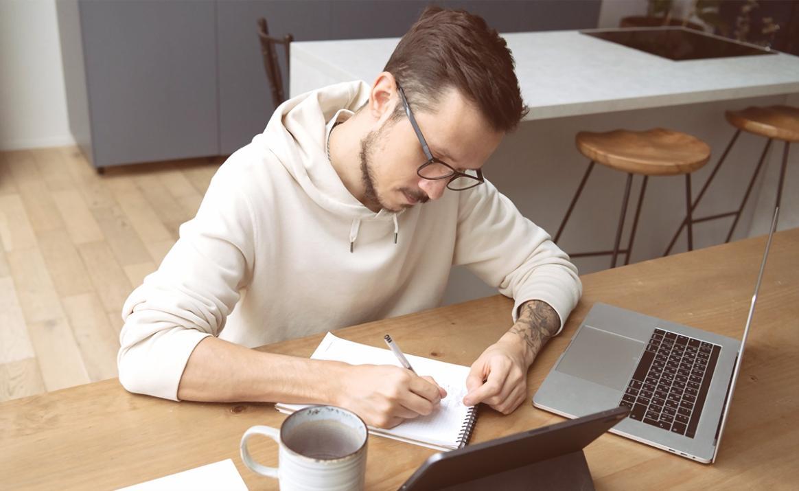 Environnement de travail professionnel où l'équipe Selonenalora analyse les données financières comparatives