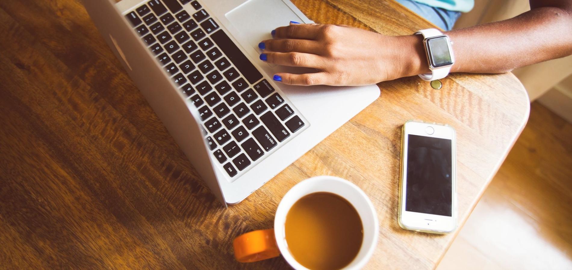 Interface de comparaison d'indicateurs financiers entre plusieurs entreprises