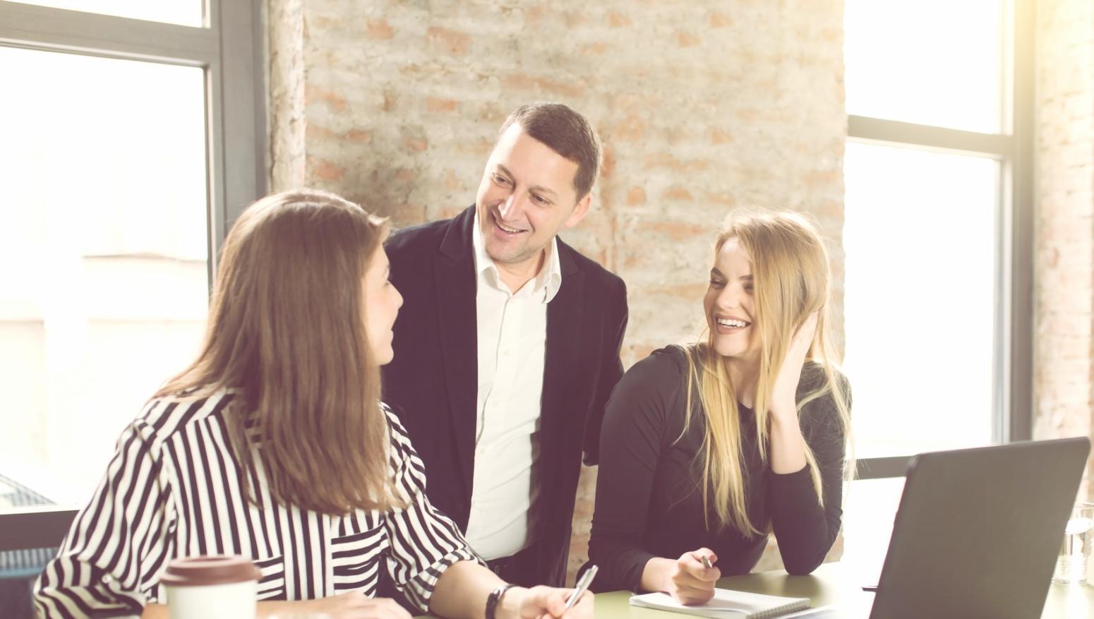 Réunion d'équipe travaillant sur des analyses comparatives d'entreprises