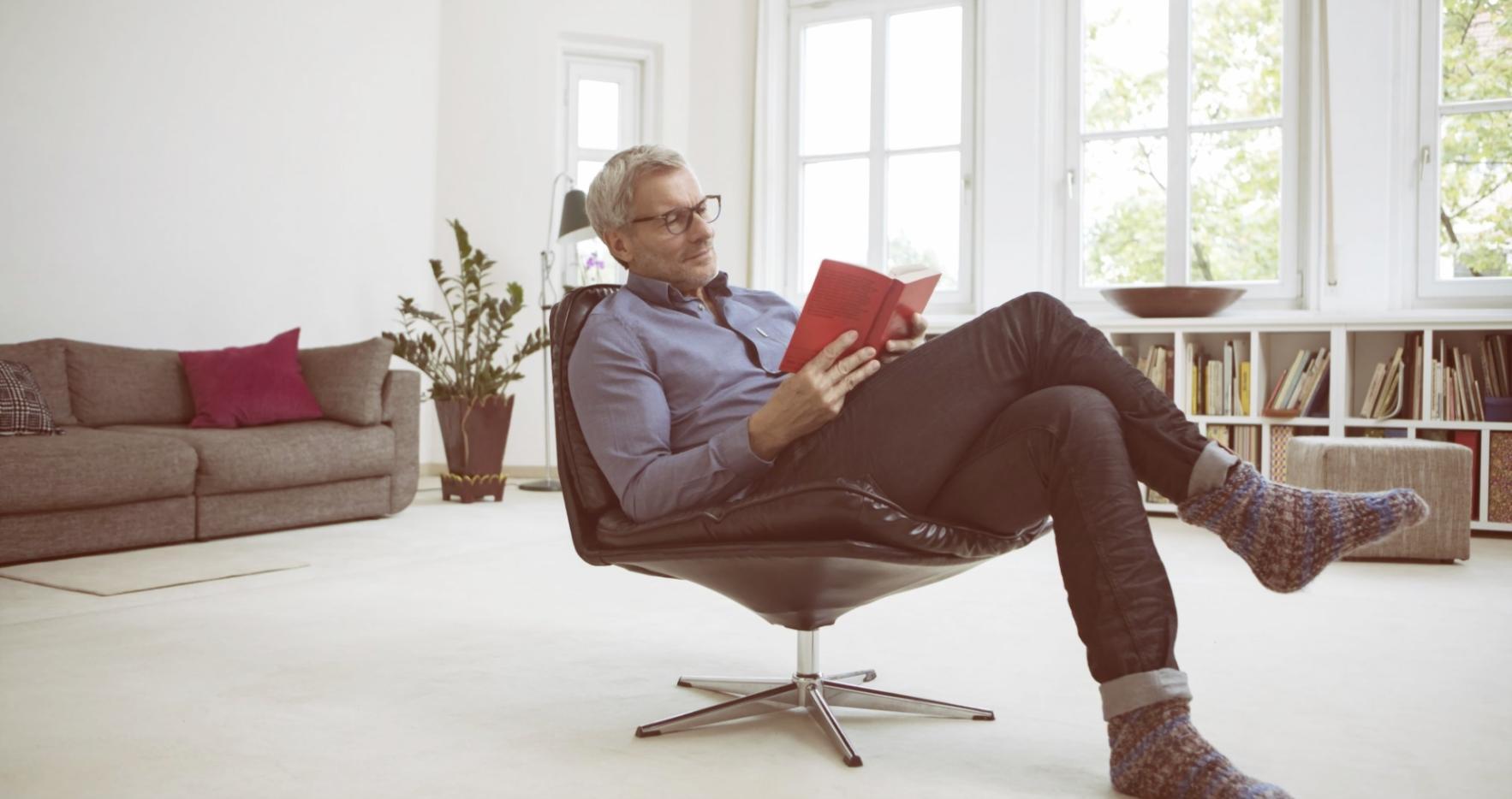 Équipe d'analystes travaillant sur des données financières comparatives