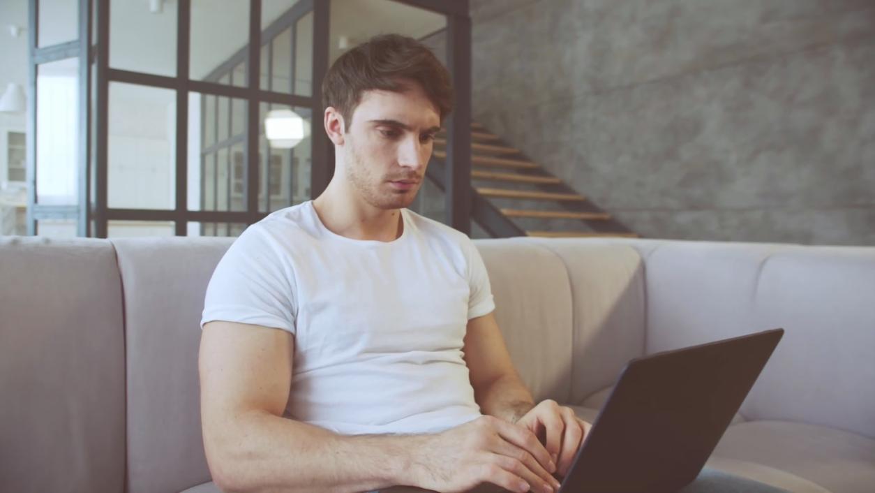 Analyse comparative de données financières sur plusieurs écrans professionnels